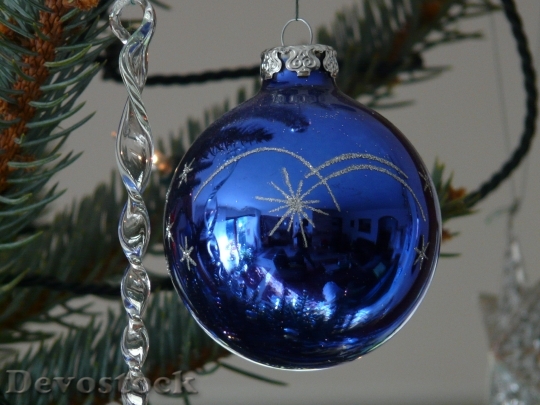 Devostock Glass Ball Christmas Ornamnt 2 4K