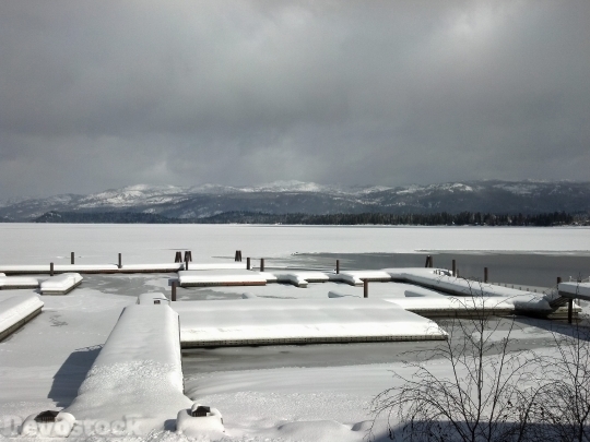 Devostock Winter Frozen Lake Sow 0 4K