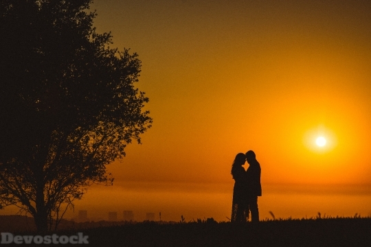 Devostock Couple Silhouette Love Hug 5g 4K