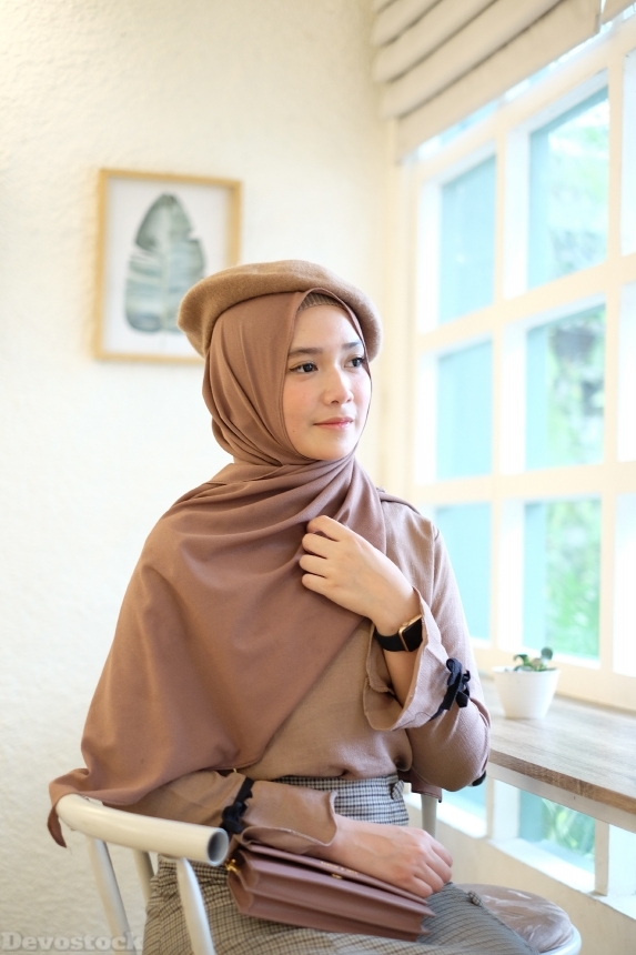 Devostock Girl Beautiful Beauty Hijab Muslim Scarf  4K