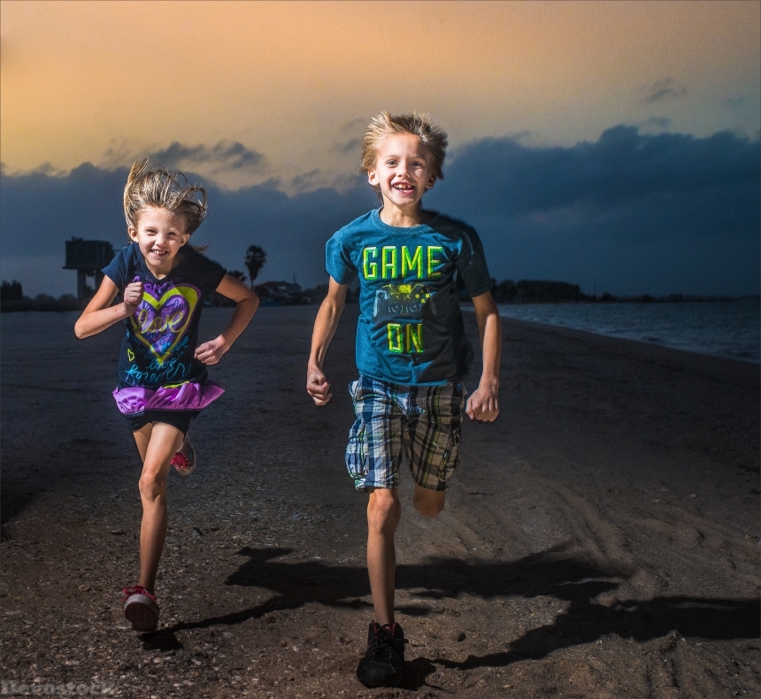 Devostock Nature Boy Girl Siblings Brother Sister Friends Running Dark Beach 4k