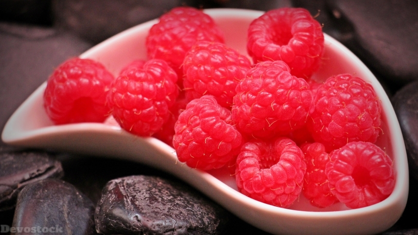 Devostock Delicious red sweet raspberry (2)