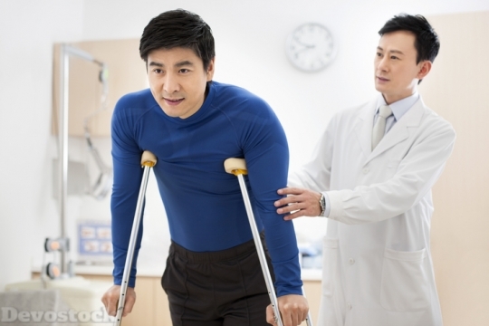 Devostock Patient with crutches