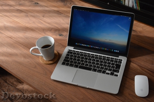 Devostock Laptop Macbook Coffee Wooden