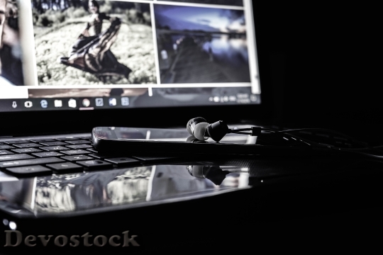 Devostock Black And White Smartphone Laptop 23472 4K