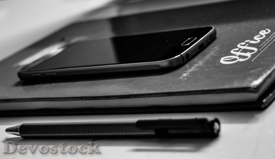 Devostock Black And White Smartphone Notebook 23471 4K