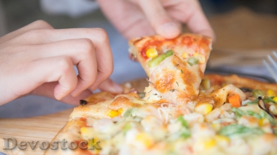 Devostock Food Pizza Hands 35916 4K
