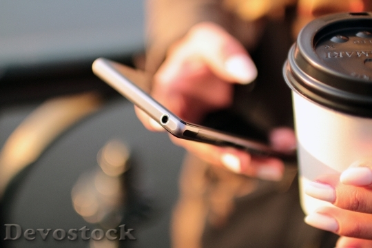 Devostock Hands Coffee Smartphone 431 4K