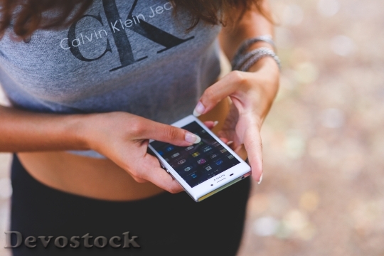 Devostock Hands Woman Smartphone 636 4K