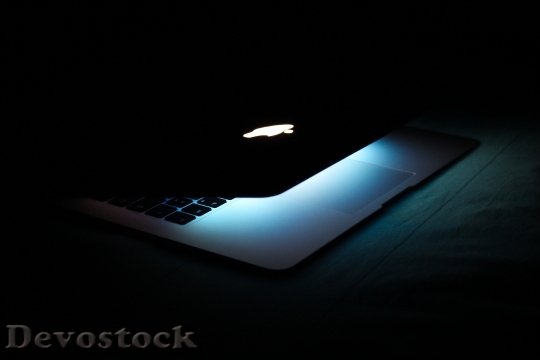 Devostock Light Dark Laptop 83915 4K