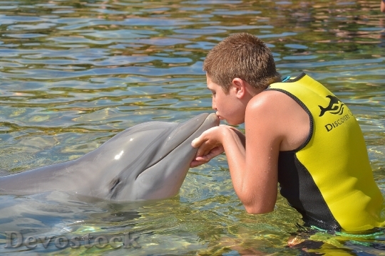 Devostock Man Love Relaxation Sport Dolphin 4K
