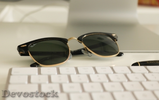 Devostock Sunglasses Desk Office 104330 4K