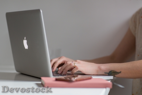 Devostock Woman Apple Desk 37498 4K
