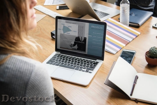 Devostock Woman Desk Laptop 126503 4K