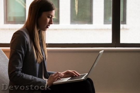 Devostock person-woman-laptop-1181541