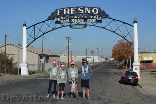 Devostock Fresno Running Christmas 72307 4K