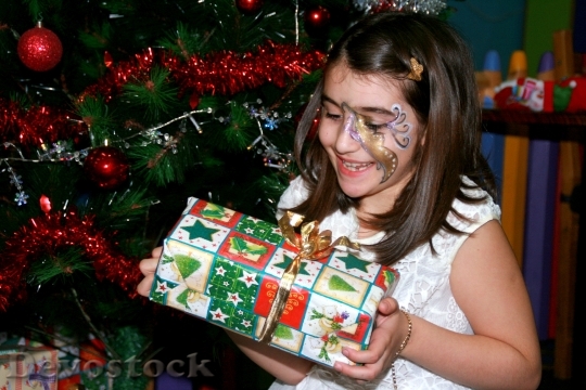 Devostock Girl Christmas Gift Chritmas 4K