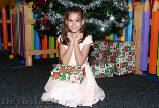 Devostock Girl Gift ChristmasTree 4K