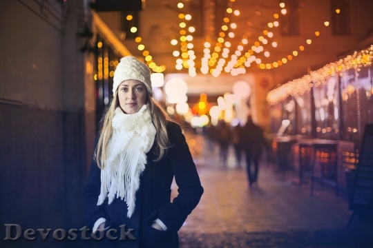 Devostock Girl Winter Hat Lights 4K