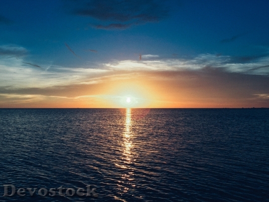 Devostock Light Sea Dawn 27512 4K