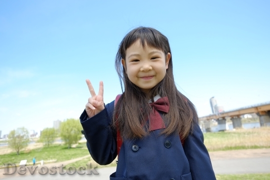 Devostock PEACE SIGN ELEMENTARY SCHOOL GIRL