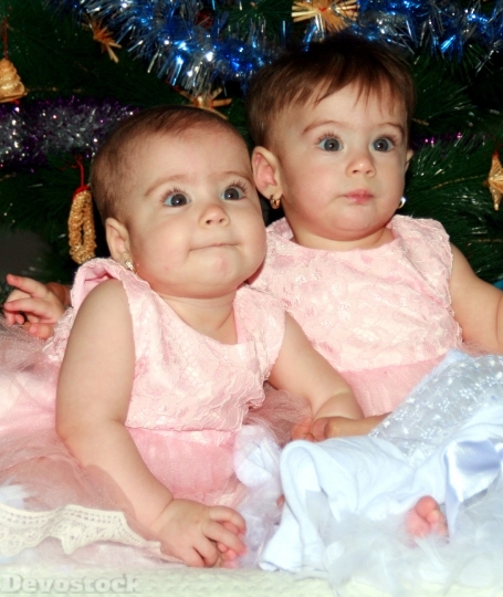 Devostock Sisters Twin Snowflakes Chritmas 4K