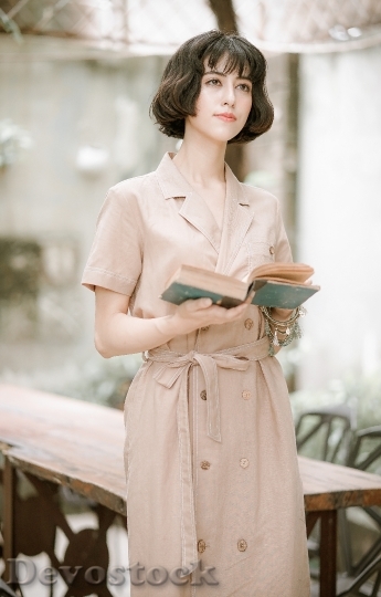 Devostock VIETNAMESE WOMEN BOOK WEARING TRENCH DRESS