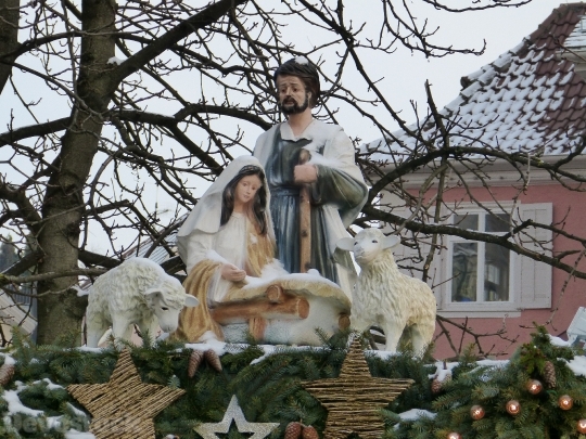Devostock Weihnachtasmarkt Statue Maria 0079 4K