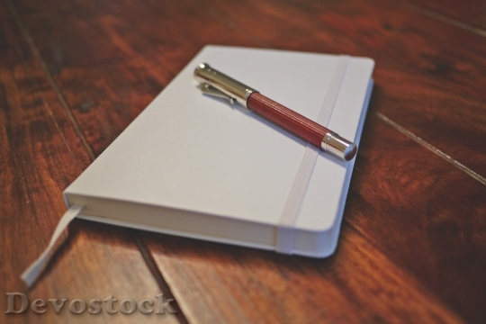 Devostock Wood Desk Notebook 30332 4K