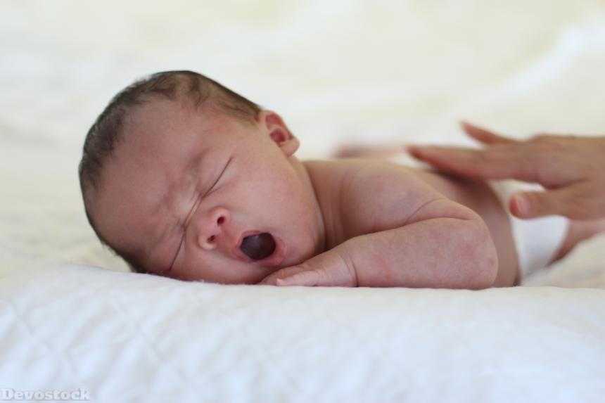 Devostock Baby Bed Innocent Hand Yawning Sleepy 4k