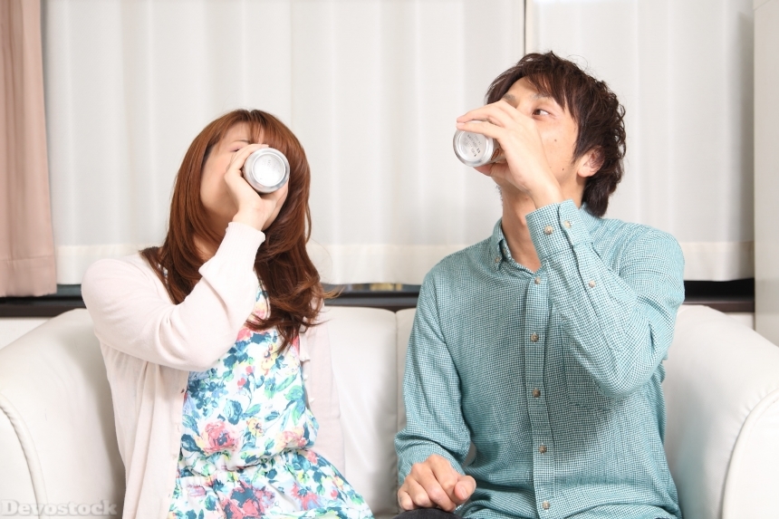 Devostock Beautiful Couples Husband Wife Drinking Canned Soda 4k