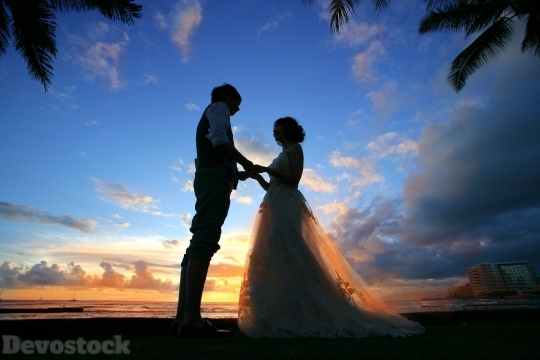 Devostock Beautiful Hawaii Sunset Wedding Bride Groom 4k