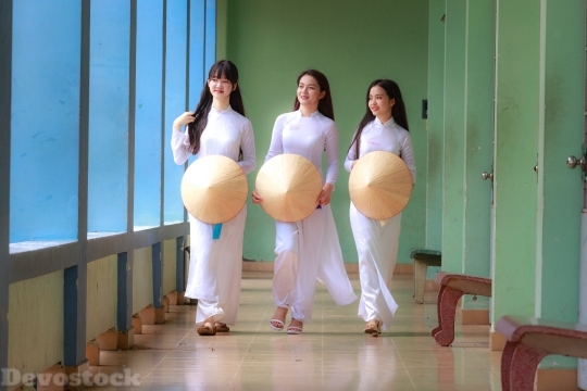 Devostock Beautiful Three Japanese Girls Modest Traditional Dress 4k