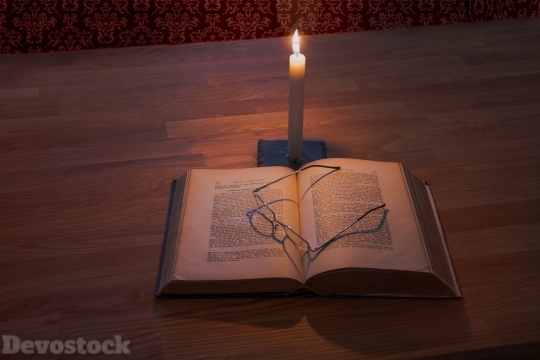 Devostock Book Light Candle Glasses