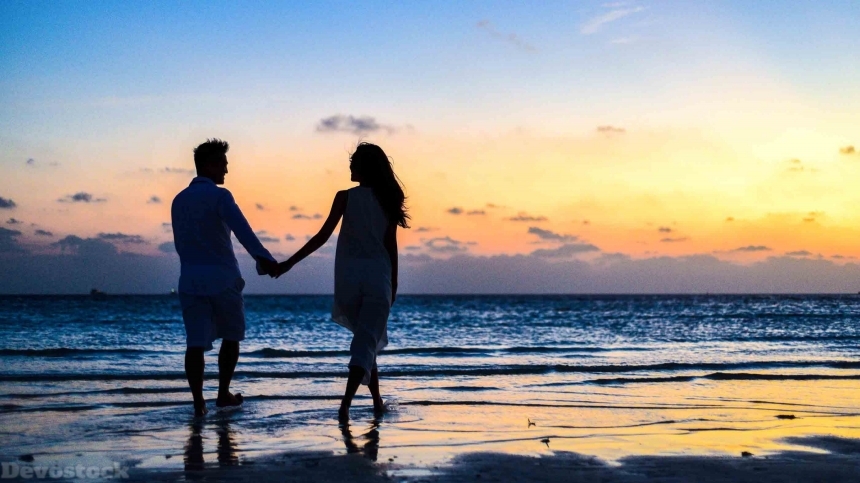 Devostock Couples Love Holding Hands Beach Sea Sunset 4k
