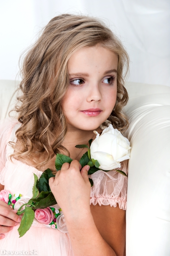 Devostock Cute Kid Little Girl White Flowers 4K