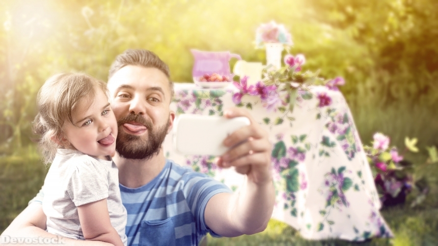 Devostock Father Daughter Taking Selfe Mobile Funny 4k