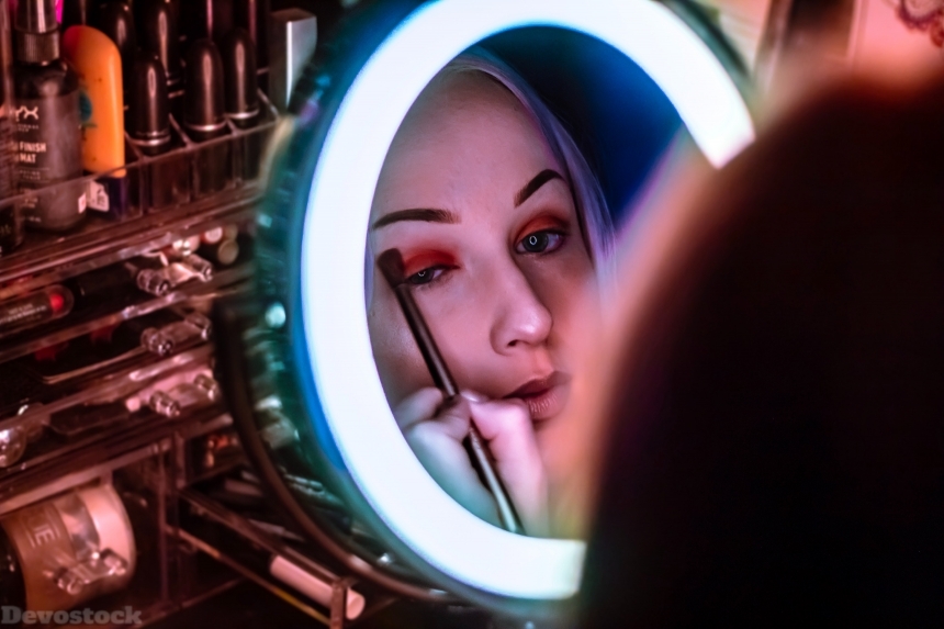 Devostock Girl Beautiful Beauty Eye Makeup Mirror 4K