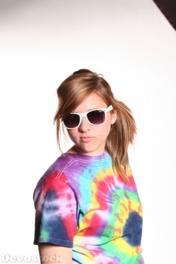 Devostock Girl Color Shirt Sunglasses 4K
