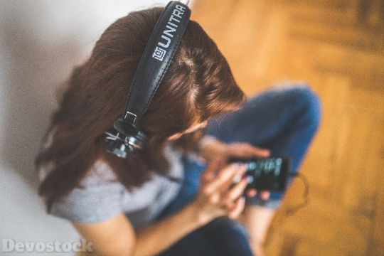 Devostock Girl Listning Music Headphone 4k