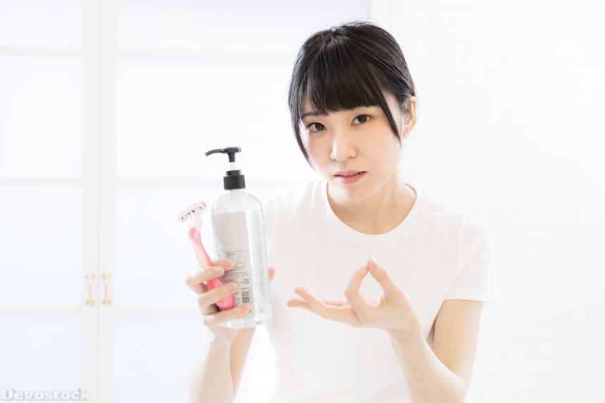 Devostock Girl Showing Hair Removing Shampo Soft 4k