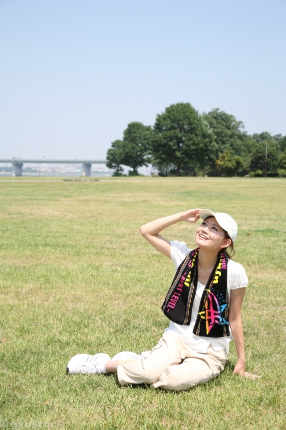 Devostock JAPANESE WOMAN SITTING GRASS LOOKING AT THE SKY Sport 4k