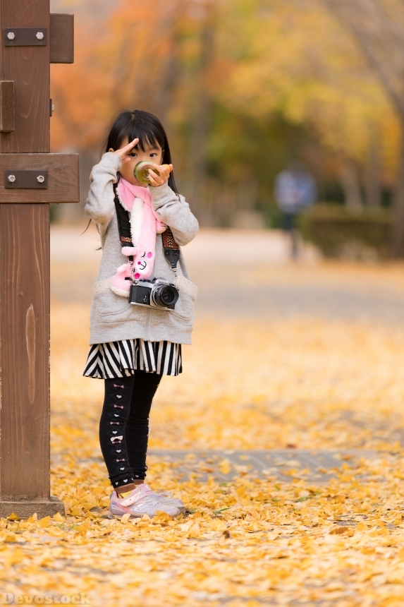 Devostock Little Girl Standing Hand Sign Autumn Outdoor 4k