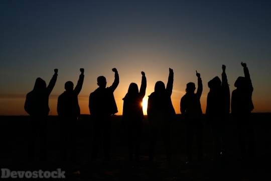 Devostock Outdoor Sunset People Backside Holding Fist Powerful Strong Challenge 4k