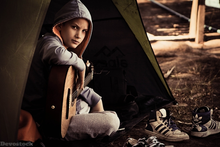 Devostock Poor Boy Tent Holding Guittar Challenge 4k
