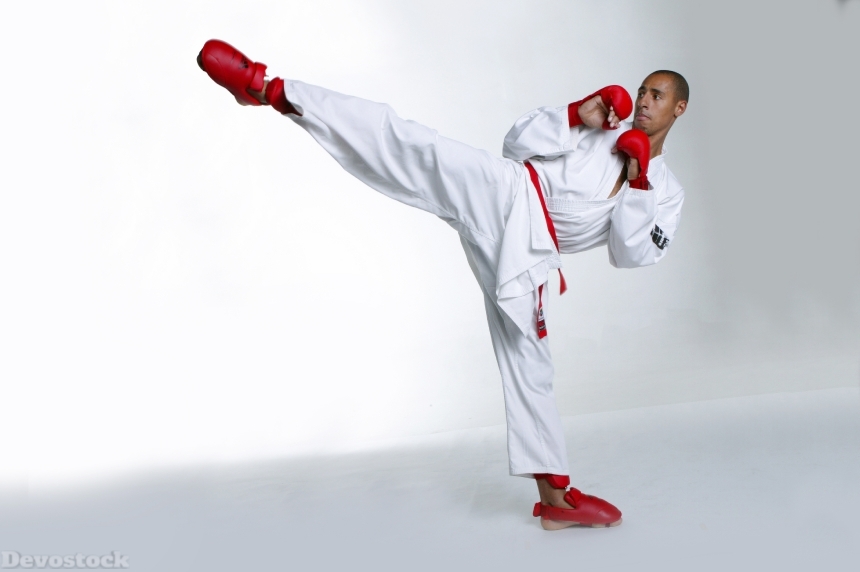 Devostock Sport Karate House Man Traning High Kick 4k