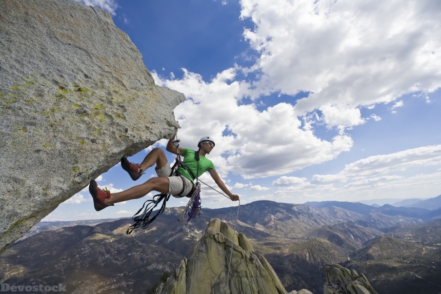 Devostock Sport Man Extreme Moutain Rock Climbing Risk 4k