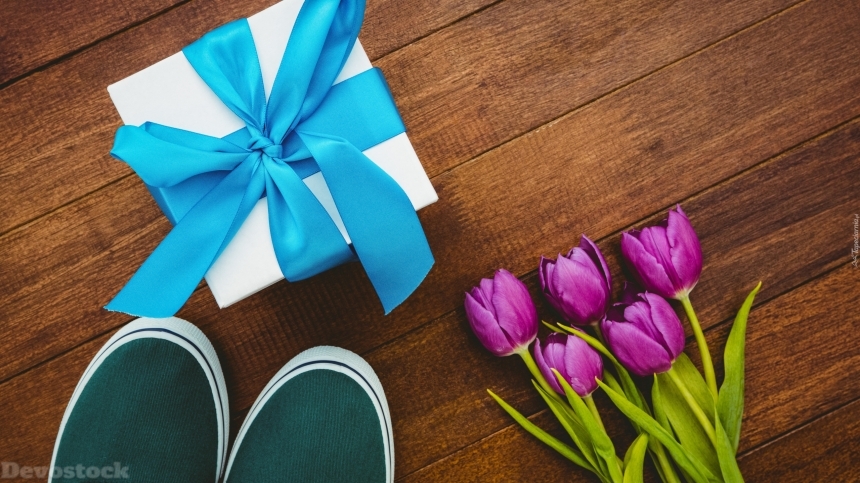 Devostock Tulips And Gift On Boards 4K