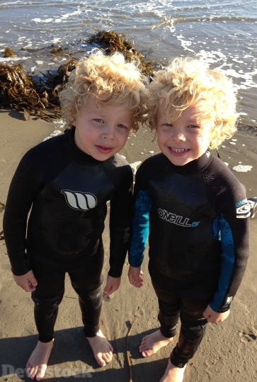 Devostock Twins Beach Outdoors Kids 4K