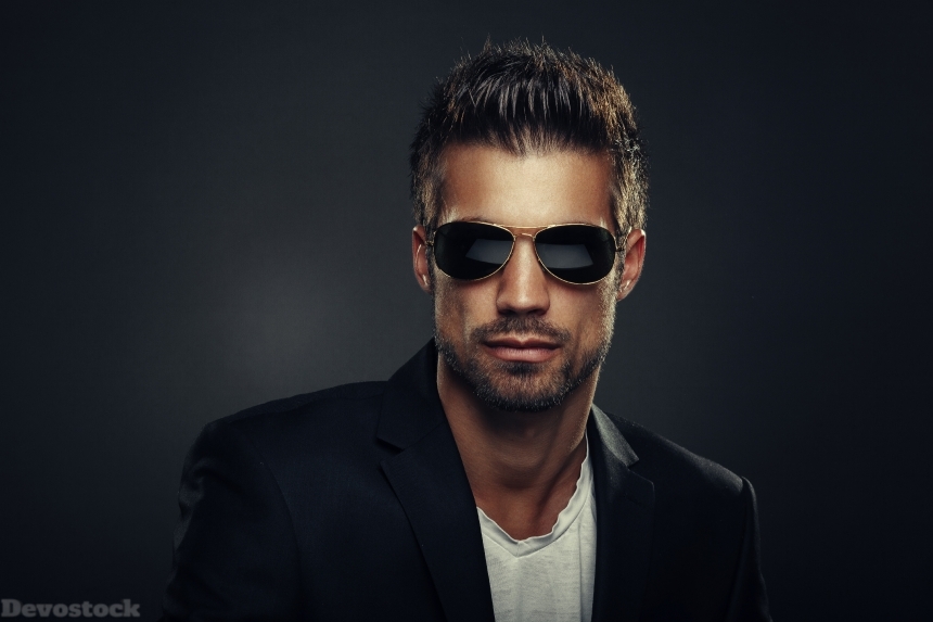 Devostock Portrait of men with sunglasses